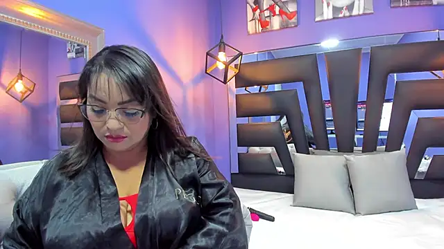 Snapshot of Romina017 chatting on October 19, 12:22 am Romina017 online show from October 19, 12:22 am