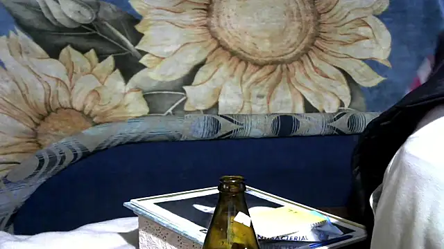 wLESLYMOSw online show from March 8, 1:37 pm