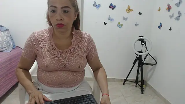 Snapshot of madonna101 chatting on October 14, 7:03 pm madonna101 online show from October 14, 7:03 pm