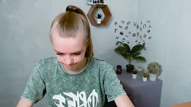 AliceFlirtt  online show from September 18, 8:27 am