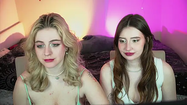 your favoritegirls online show from February 7, 5:29 pm