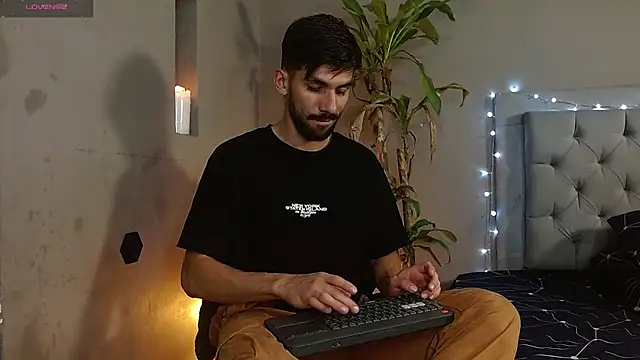 Snapshot of Mr_WhiteCock chatting on February 17, 11:42 pm Mr WhiteCock online show from February 17, 11:42 pm