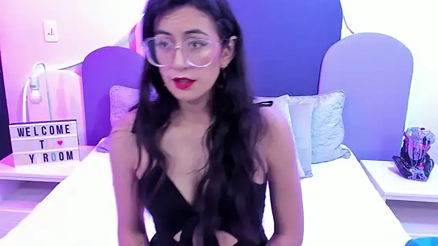 Snapshot of SophieGomez22 chatting on February 5, 11:12 am SophieGomez22 online show from February 5, 11:12 am