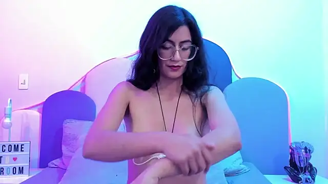 Snapshot of SophieGomez22 chatting on February 6, 2:04 pm SophieGomez22 online show from February 6, 2:04 pm