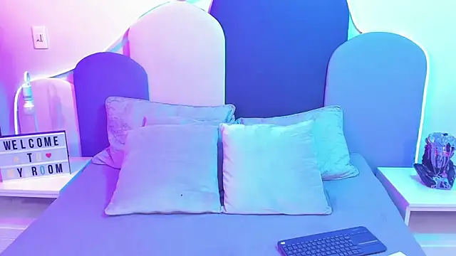 Snapshot of SophieGomez22 chatting on February 7, 1:11 pm SophieGomez22 online show from February 7, 1:11 pm