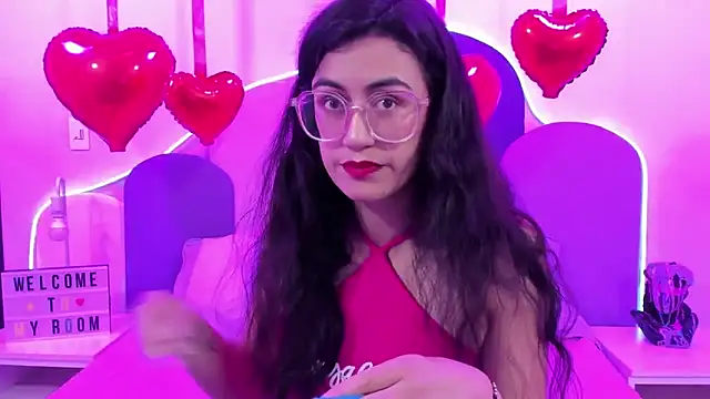 Snapshot of SophieGomez22 chatting on February 12, 11:18 am SophieGomez22 online show from February 12, 11:18 am