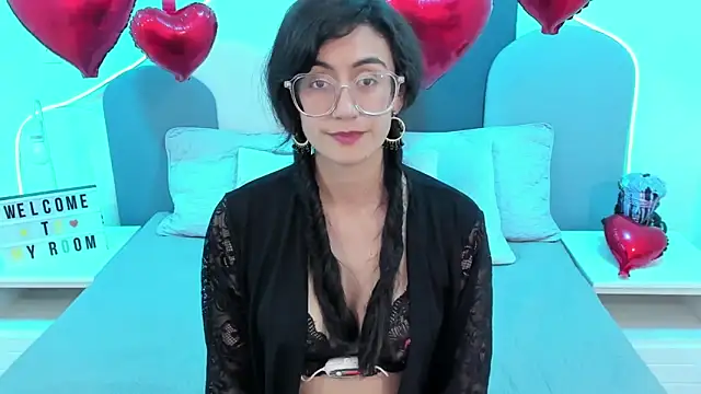 Snapshot of SophieGomez22 chatting on February 13, 5:33 pm SophieGomez22 online show from February 13, 5:33 pm