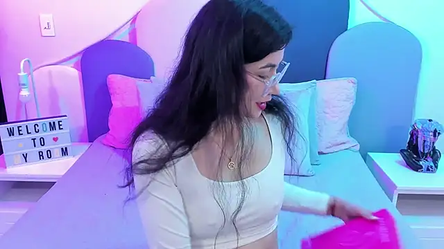 Snapshot of SophieGomez22 chatting on February 15, 11:17 am SophieGomez22 online show from February 15, 11:17 am