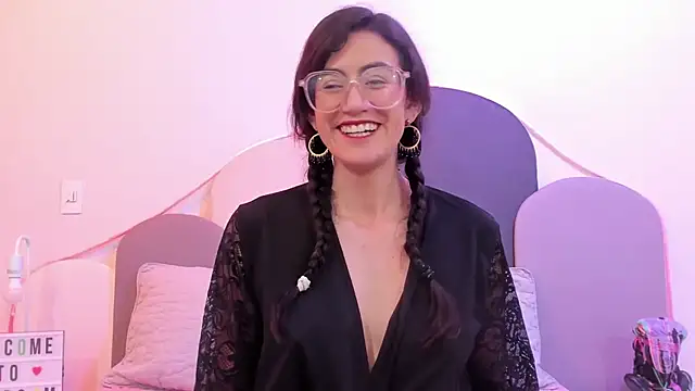 Snapshot of SophieGomez22 chatting on February 20, 2:13 pm SophieGomez22 online show from February 20, 2:13 pm