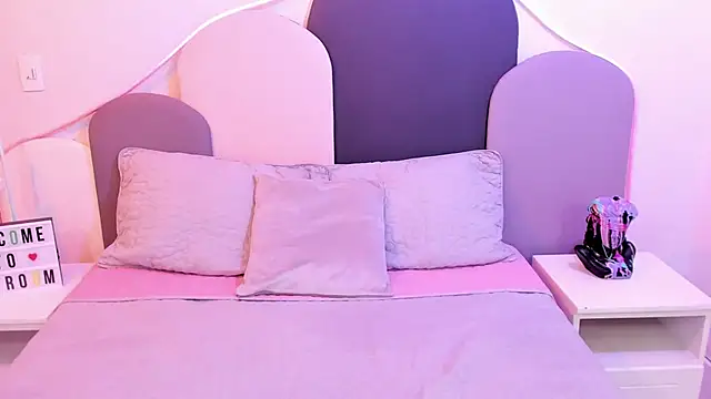 Snapshot of SophieGomez22 chatting on February 20, 5:18 pm SophieGomez22 online show from February 20, 5:18 pm