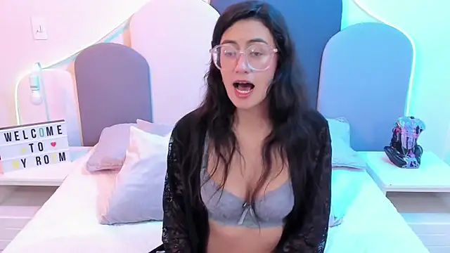 Snapshot of SophieGomez22 chatting on February 28, 5:26 pm SophieGomez22 online show from February 28, 5:26 pm