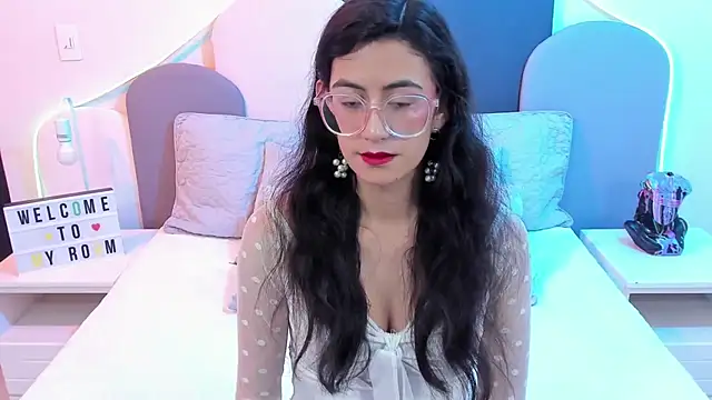 Snapshot of SophieGomez22 chatting on March 1, 11:17 am SophieGomez22 online show from March 1, 11:17 am