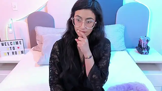 Snapshot of SophieGomez22 chatting on March 2, 5:25 pm SophieGomez22 online show from March 2, 5:25 pm