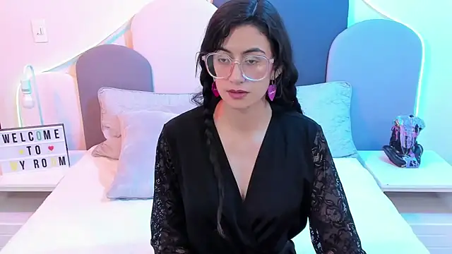 Snapshot of SophieGomez22 chatting on March 3, 5:29 pm SophieGomez22 online show from March 3, 5:29 pm