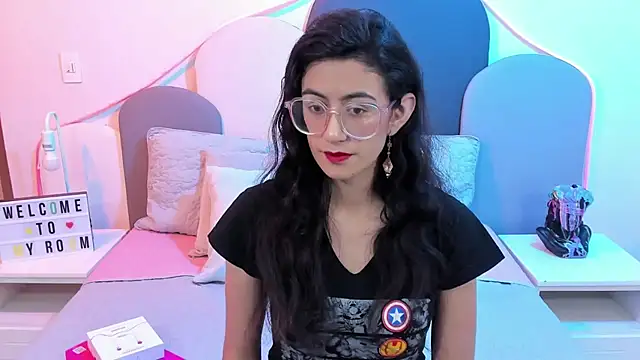 Snapshot of SophieGomez22 chatting on March 6, 11:25 am SophieGomez22 online show from March 6, 11:25 am