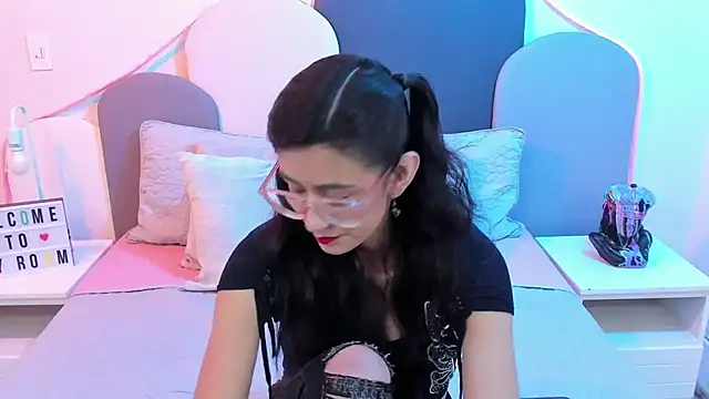 Snapshot of SophieGomez22 chatting on March 8, 11:27 am SophieGomez22 online show from March 8, 11:27 am