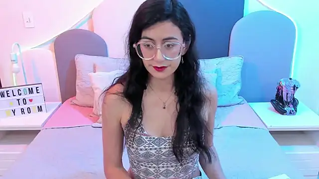 Snapshot of SophieGomez22 chatting on March 10, 11:42 am SophieGomez22 online show from March 10, 11:42 am