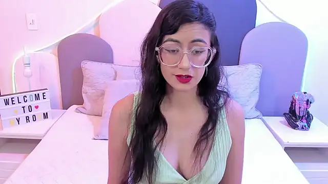 Snapshot of SophieGomez22 chatting on March 17, 11:42 am SophieGomez22 online show from March 17, 11:42 am