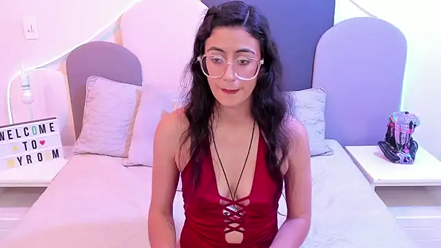 Snapshot of SophieGomez22 chatting on March 21, 2:51 pm SophieGomez22 online show from March 21, 2:51 pm