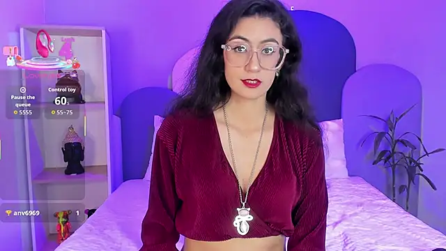 Snapshot of SophieGomez22 chatting on September 13, 11:21 am SophieGomez22 online show from September 13, 11:21 am