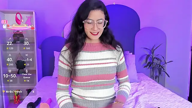 Snapshot of SophieGomez22 chatting on September 14, 11:20 am SophieGomez22 online show from September 14, 11:20 am