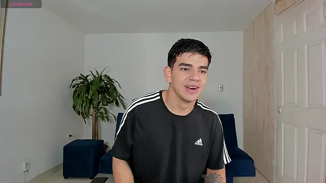 Snapshot of Ares_Johnson chatting on October 13, 12:16 pm Ares Johnson online show from October 13, 12:16 pm
