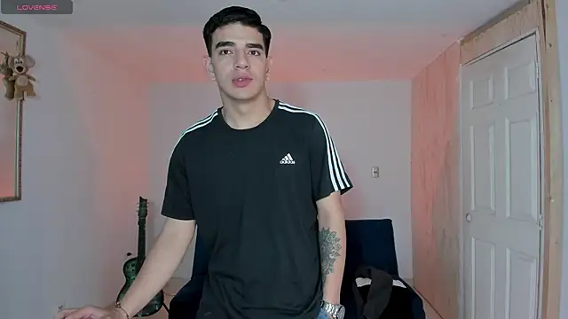 Snapshot of Ares_Johnson chatting on November 6, 1:12 pm Ares Johnson online show from November 6, 1:12 pm