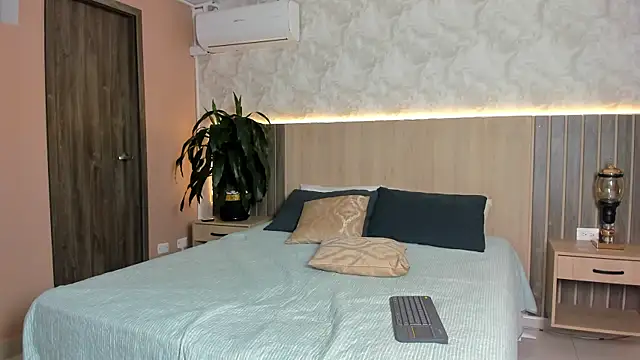 rebeca cortez  online show from April 20, 8:10 pm