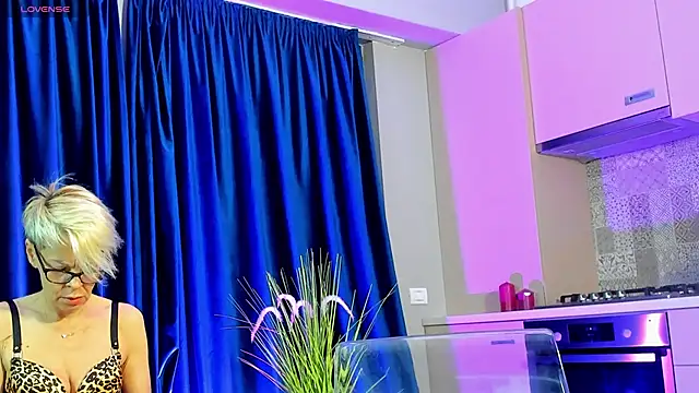 Snapshot of RosaCatalleya chatting on October 6, 4:32 am RosaCatalleya online show from October 6, 4:32 am