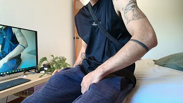 Snapshot of ALEJANDRO_BIGCOCK chatting on July 11, 12:19 pm ALEJANDRO BIGCOCK online show from July 11, 12:19 pm