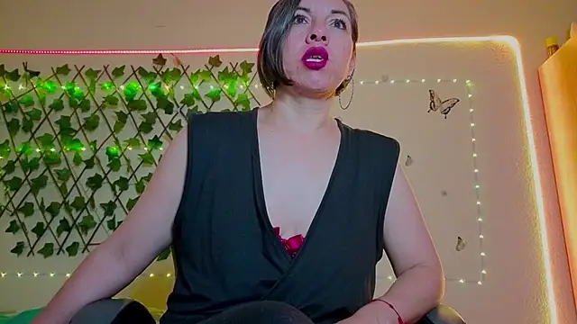 Lady breaks hearts online show from October 28, 10:41 am