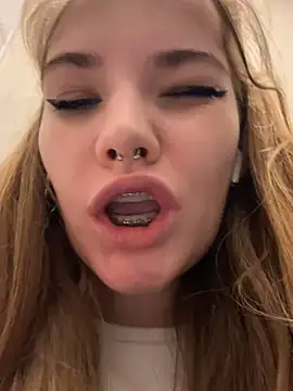 Snapshot of Holy_Tereza chatting on December 3, 3:44 pm Holy Tereza online show from December 3, 3:44 pm