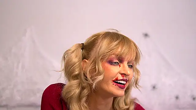 Snapshot of BritneyHudson chatting on October 31, 4:57 am BritneyHudson online show from October 31, 4:57 am