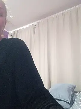 Snapshot of BritneyHudson chatting on December 4, 8:34 am BritneyHudson online show from December 4, 8:34 am