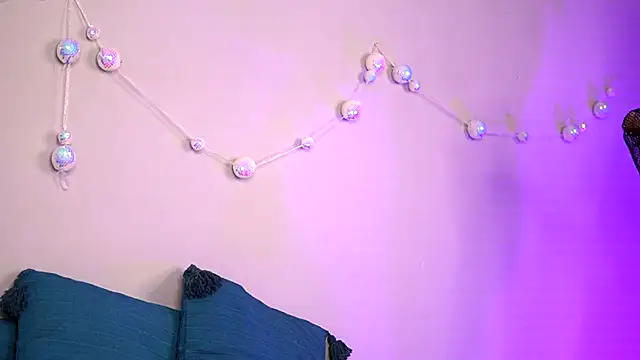 Snapshot of BritneyHudson chatting on December 14, 5:24 am BritneyHudson online show from December 14, 5:24 am