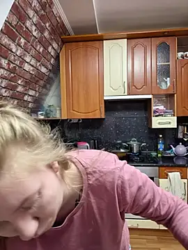 D0nna  online show from April 11, 7:40 pm