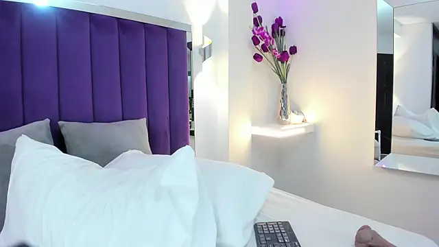 LindsyCater online show from December 3, 3:11 pm