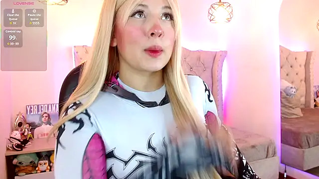 Snapshot of Charlotte_Jones__ chatting on December 4, 10:57 am Charlotte Jones online show from December 4, 10:57 am