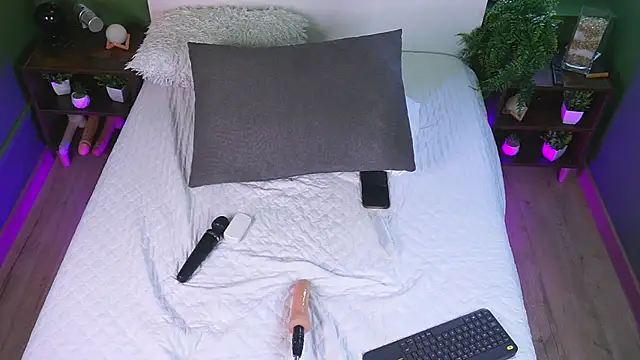 Snapshot of RaquelLust chatting on February 10, 7:58 am RaquelLust online show from February 10, 7:58 am