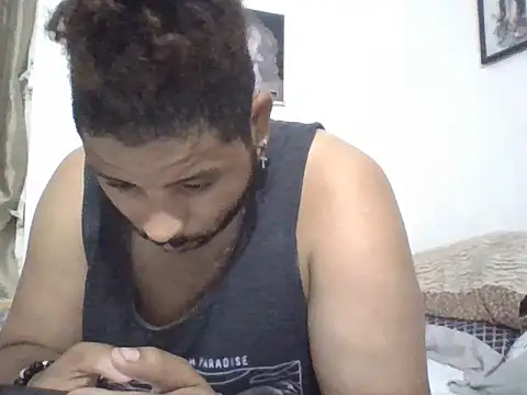 Snapshot of Dj-yefri-pauta chatting on May 6, 2:29 am Dj-yefri-pauta online show from May 6, 2:29 am