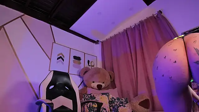 maye wells online show from February 27, 9:04 pm