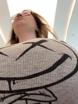 Snapshot of Teya_moon_ chatting on February 5, 10:09 am Teya moon online show from February 5, 10:09 am