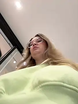 Snapshot of Teya_moon_ chatting on February 9, 4:00 pm Teya moon online show from February 9, 4:00 pm