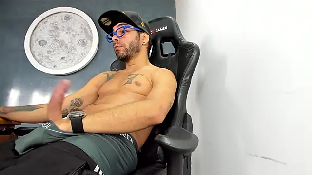 Snapshot of Bryan_Bronx chatting on February 5, 3:20 pm Bryan Bronx online show from February 5, 3:20 pm