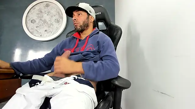 Snapshot of Bryan_Bronx chatting on February 10, 2:05 pm Bryan Bronx online show from February 10, 2:05 pm