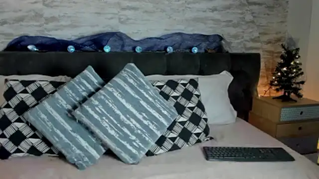 Anneth  M online show from December 18, 7:53 pm