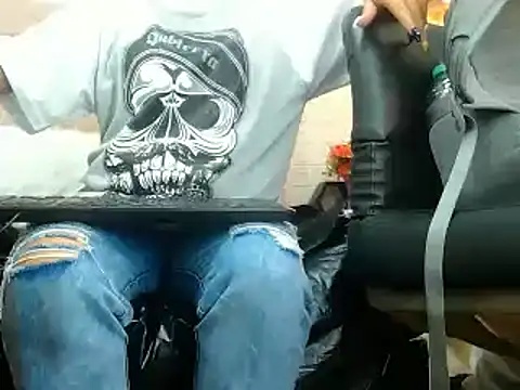 Snapshot of hairy_pussywet chatting on December 6, 7:12 pm hairy pussywet online show from December 6, 7:12 pm