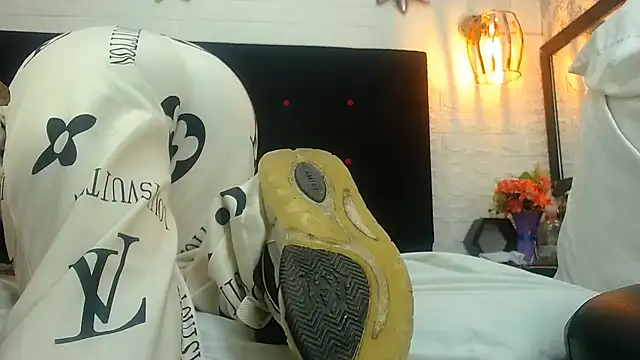 Snapshot of hairy_pussywet chatting on December 7, 12:24 pm hairy pussywet online show from December 7, 12:24 pm