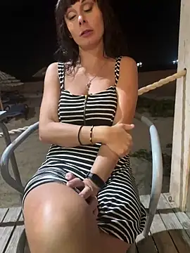 Snapshot of therealbeverlycious chatting on December 10, 12:06 am therealbeverlycious online show from December 10, 12:06 am