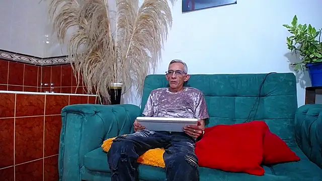 Leon hot X online show from January 21, 9:15 pm